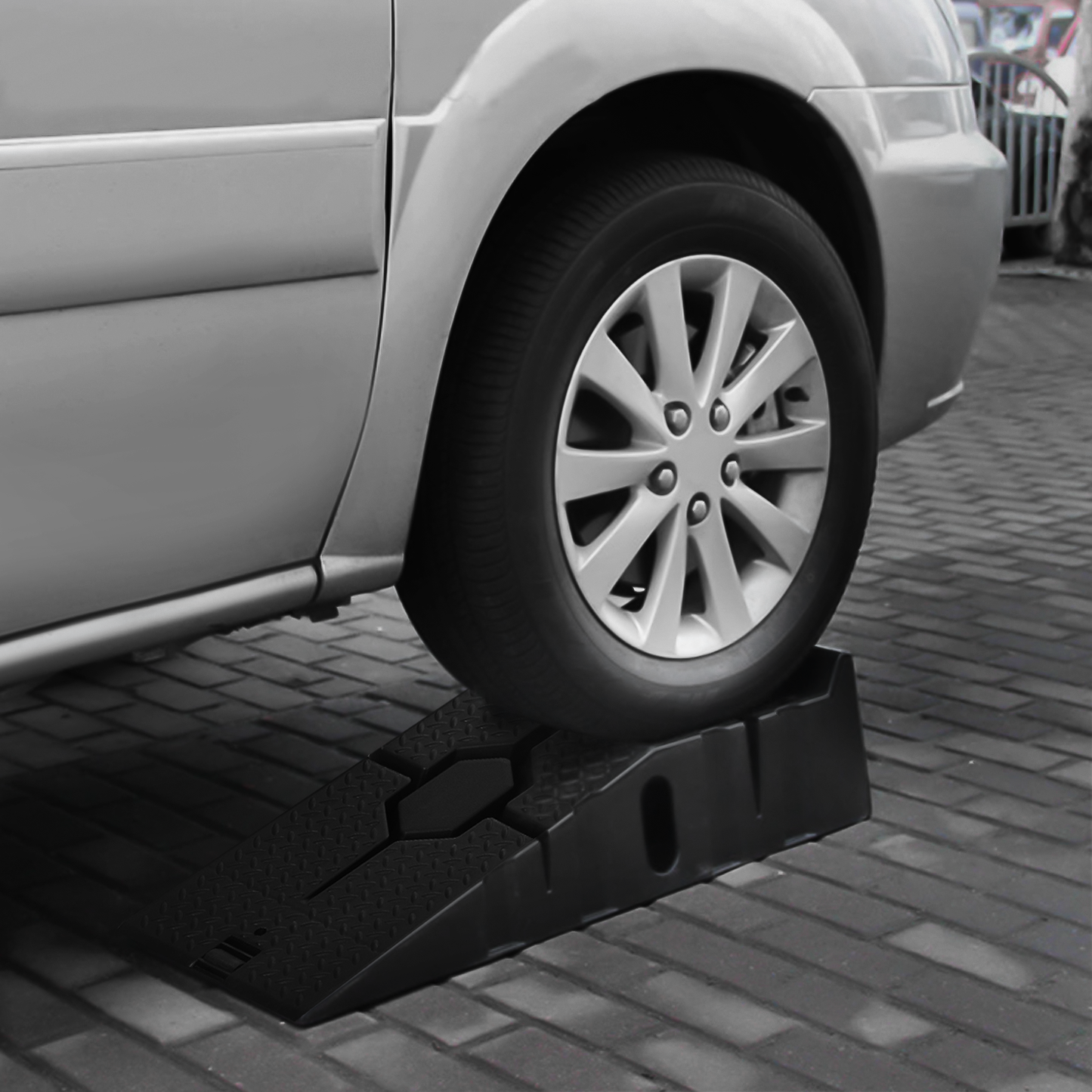 M-AUTO 2.5 Ton 7'' Height Vehicle Ramp