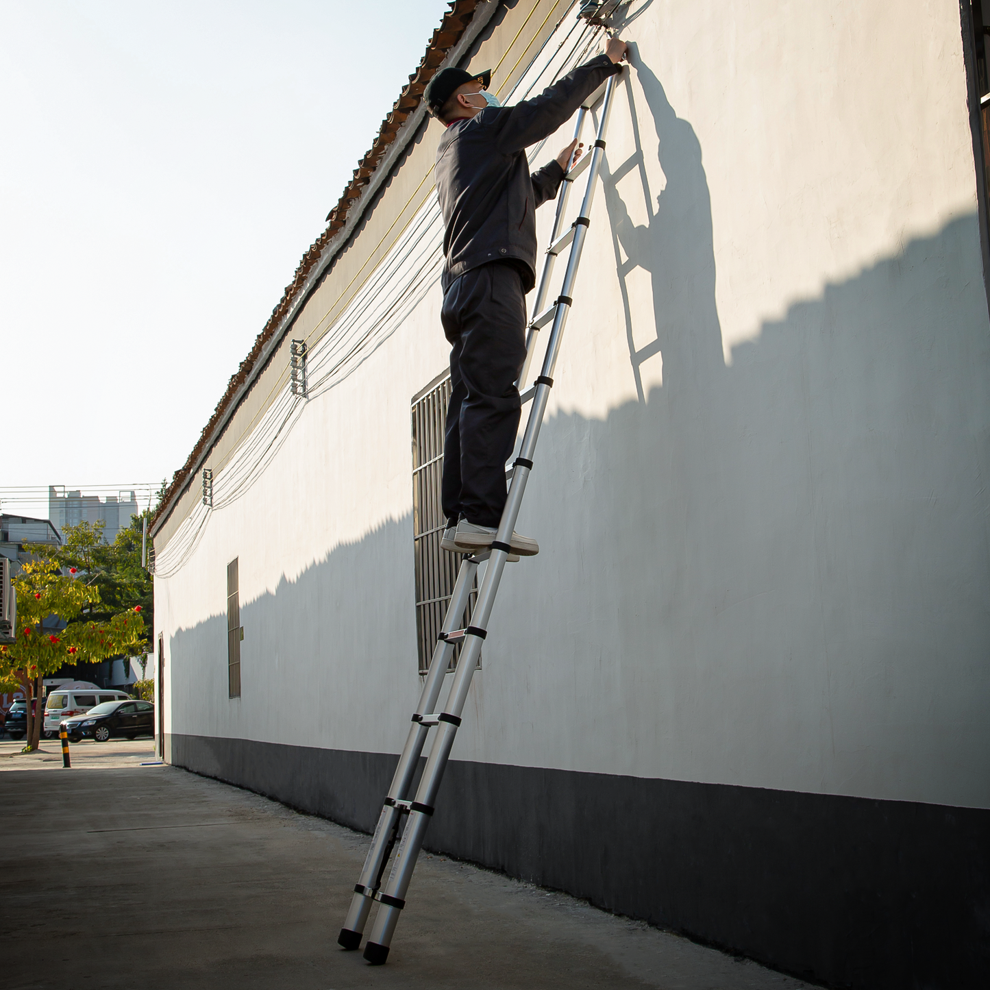 Telescoping Ladder - 11 Steps 10.58 ft/127.0", Black/Siiver